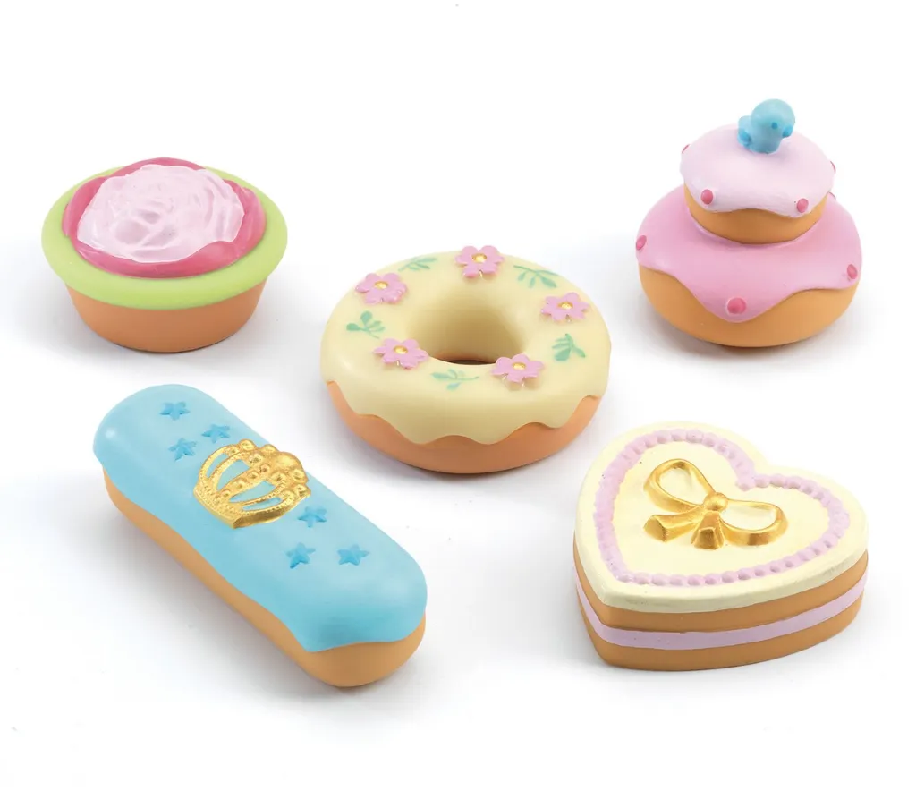 djeco-juguete-de-cocina-pasteles-de-princesas-set-de-juego-2.webp