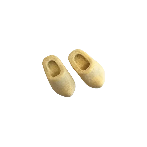 Sam_Julia_-_Minis_2_-_Wooden_shoes.webp